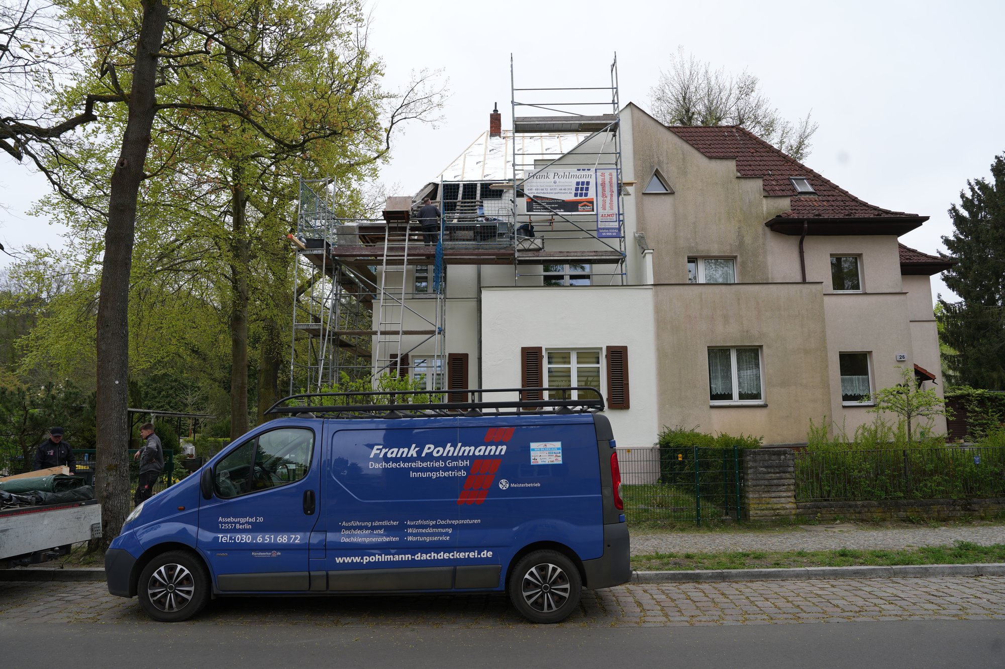 Dachdecker der Dachdeckerei Pohlmann bei Wartungs- und Reparaturarbeiten in Berlin Köpenick